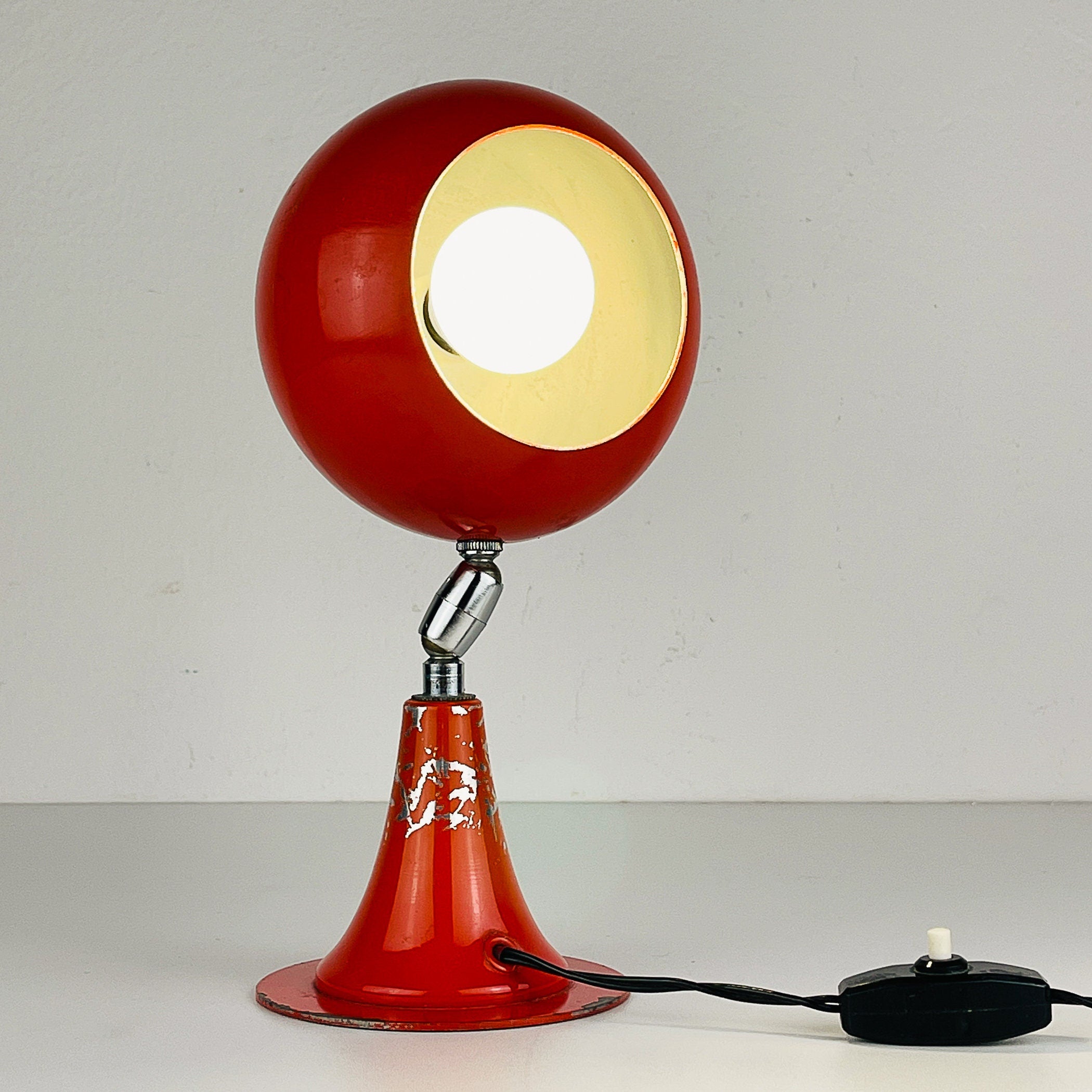 Vintage red metal desk lamp Eyeball Italy 1970s, Mid-century modern, Space Age design