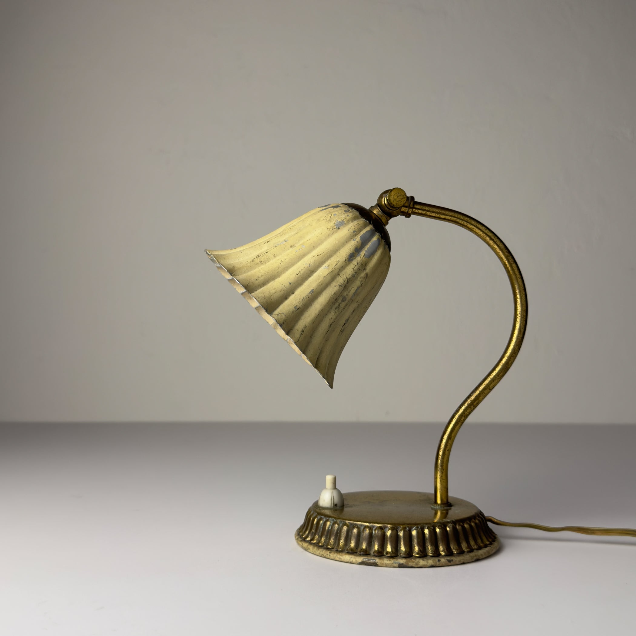 Small vintage metal table lamp Tulip, Italy 1950s