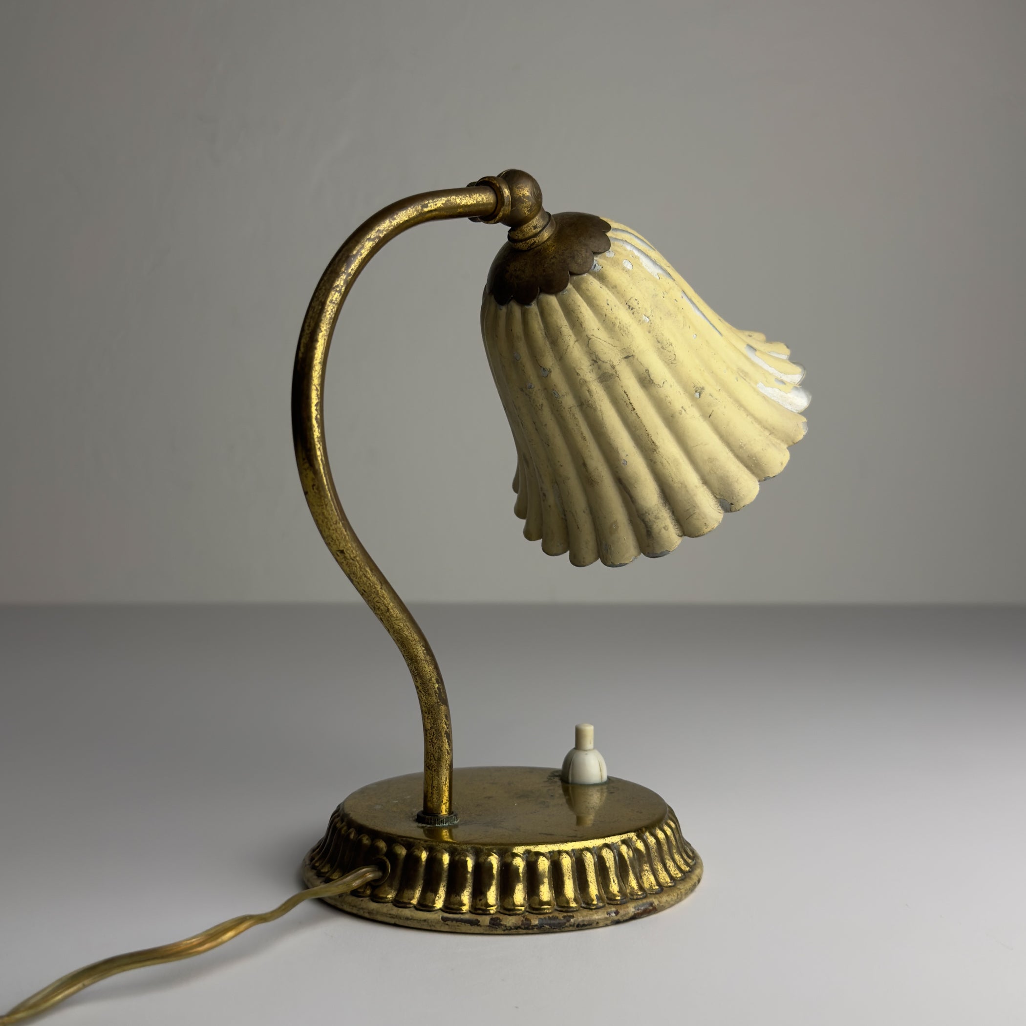 Small vintage metal table lamp Tulip, Italy 1950s