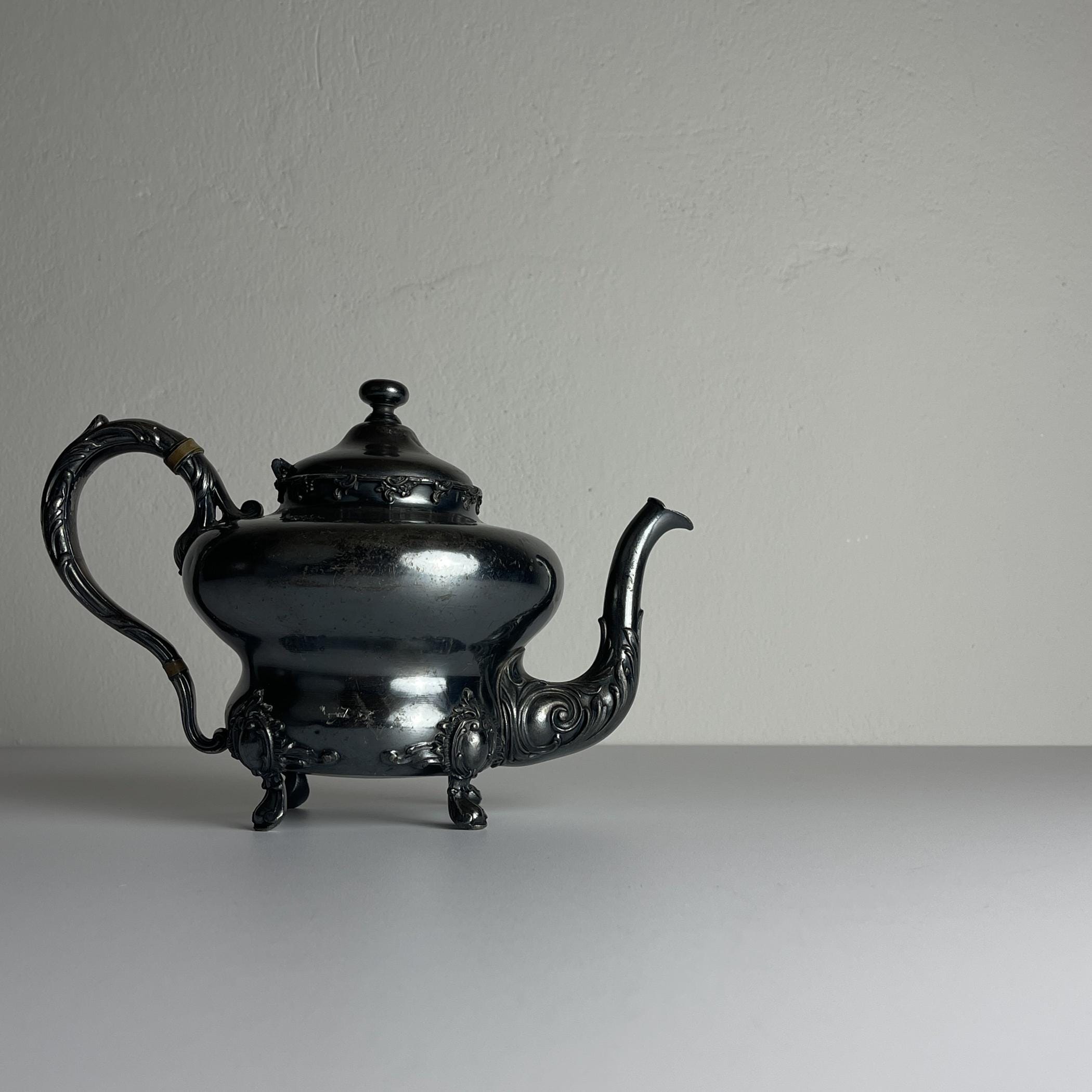 Antique silver plated teapot by Barbour Silver Company, USA, end of the 19th century