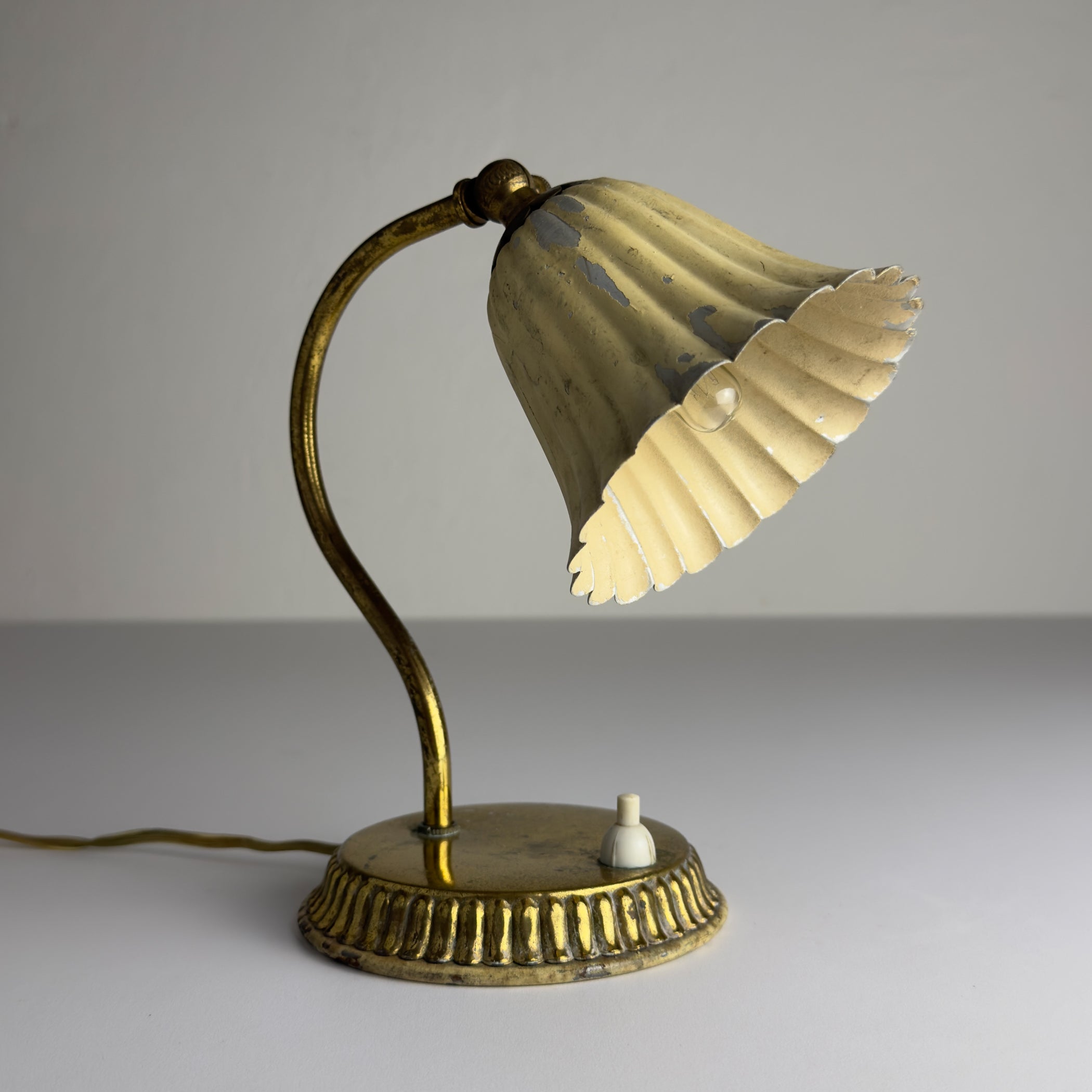 Small vintage metal table lamp Tulip, Italy 1950s
