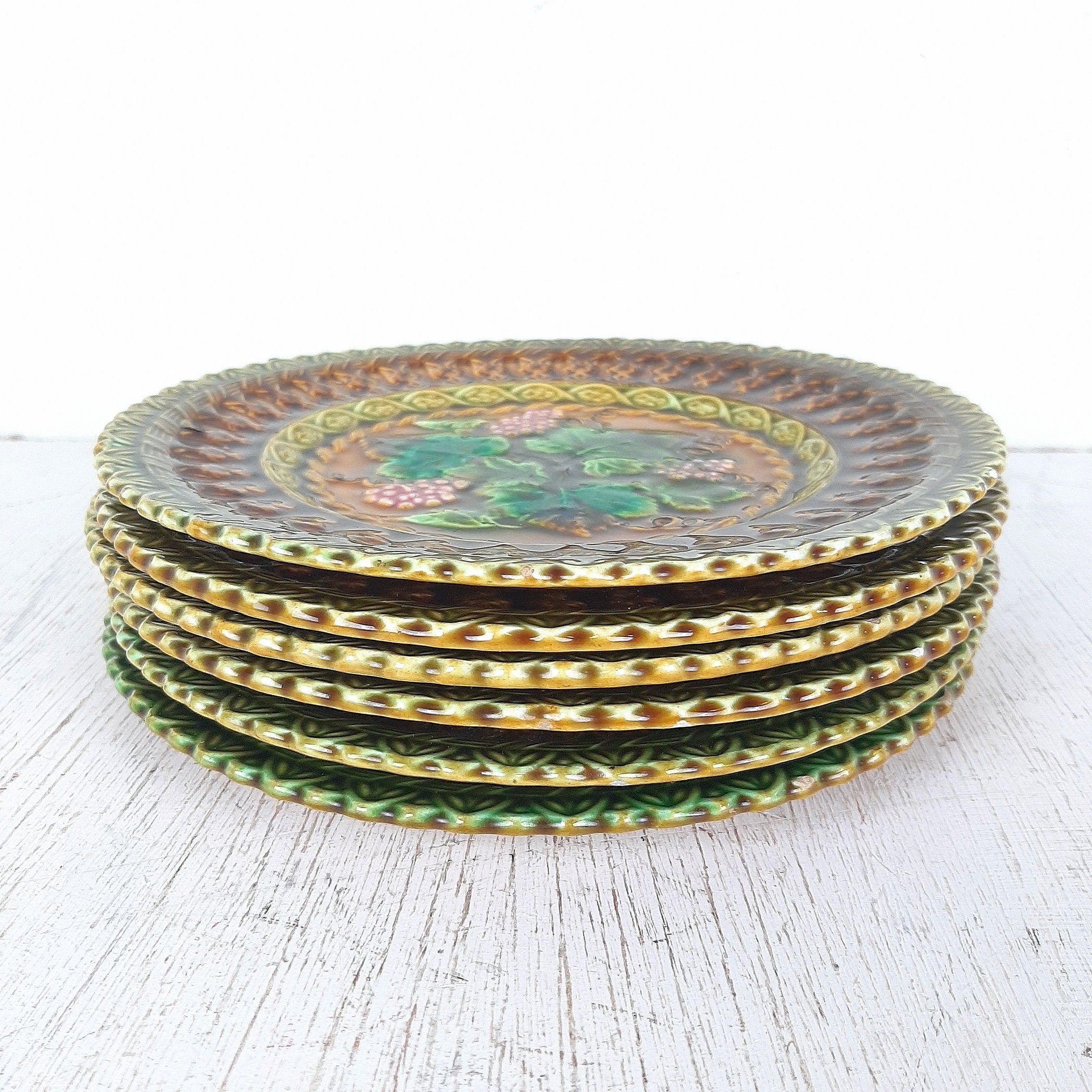 Villeroy & Boch Majolica Plate: 70s Retro Grape Decor