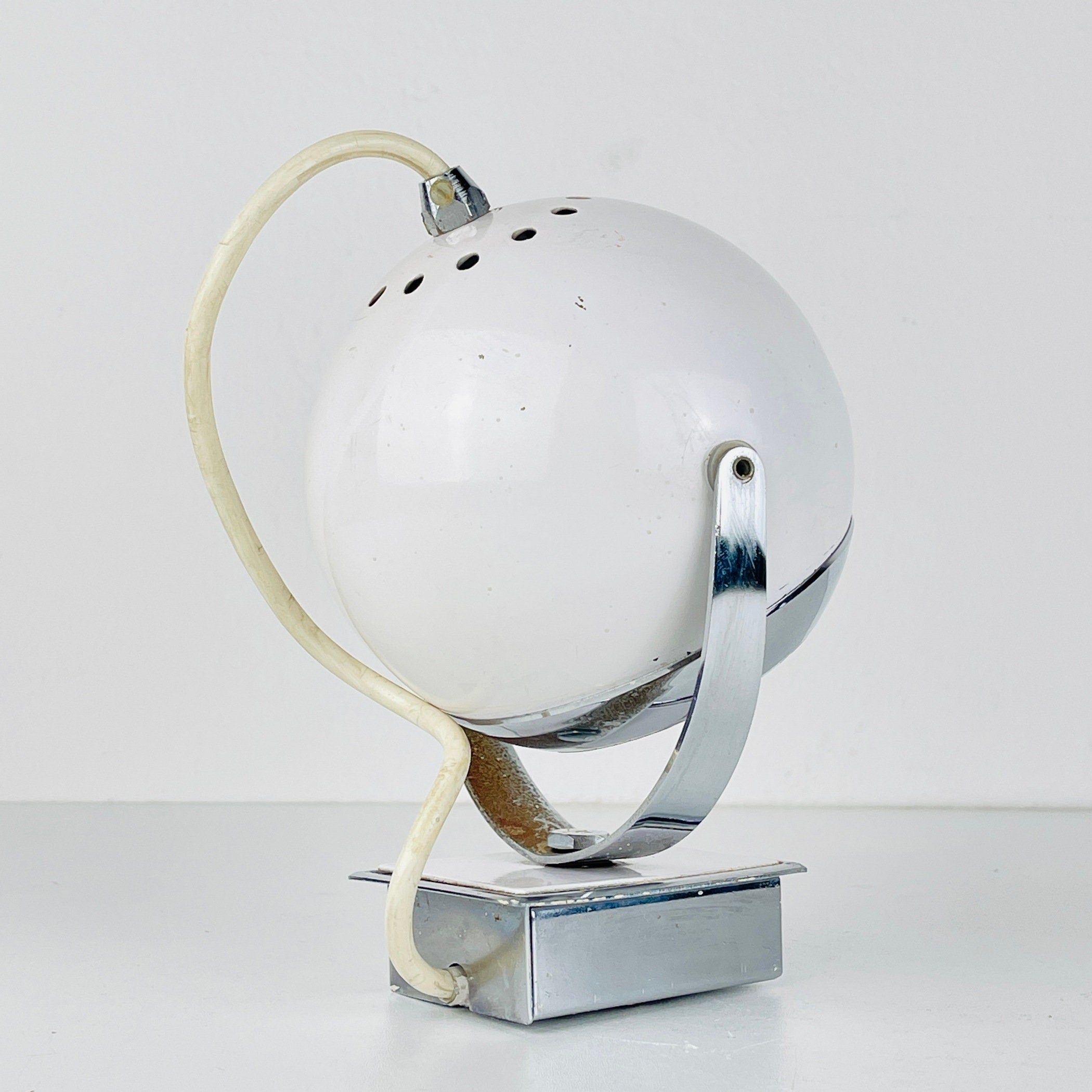 Mid-century white wall lamp Eyeball Italy 1960s Retro lighting Space Age Atomic