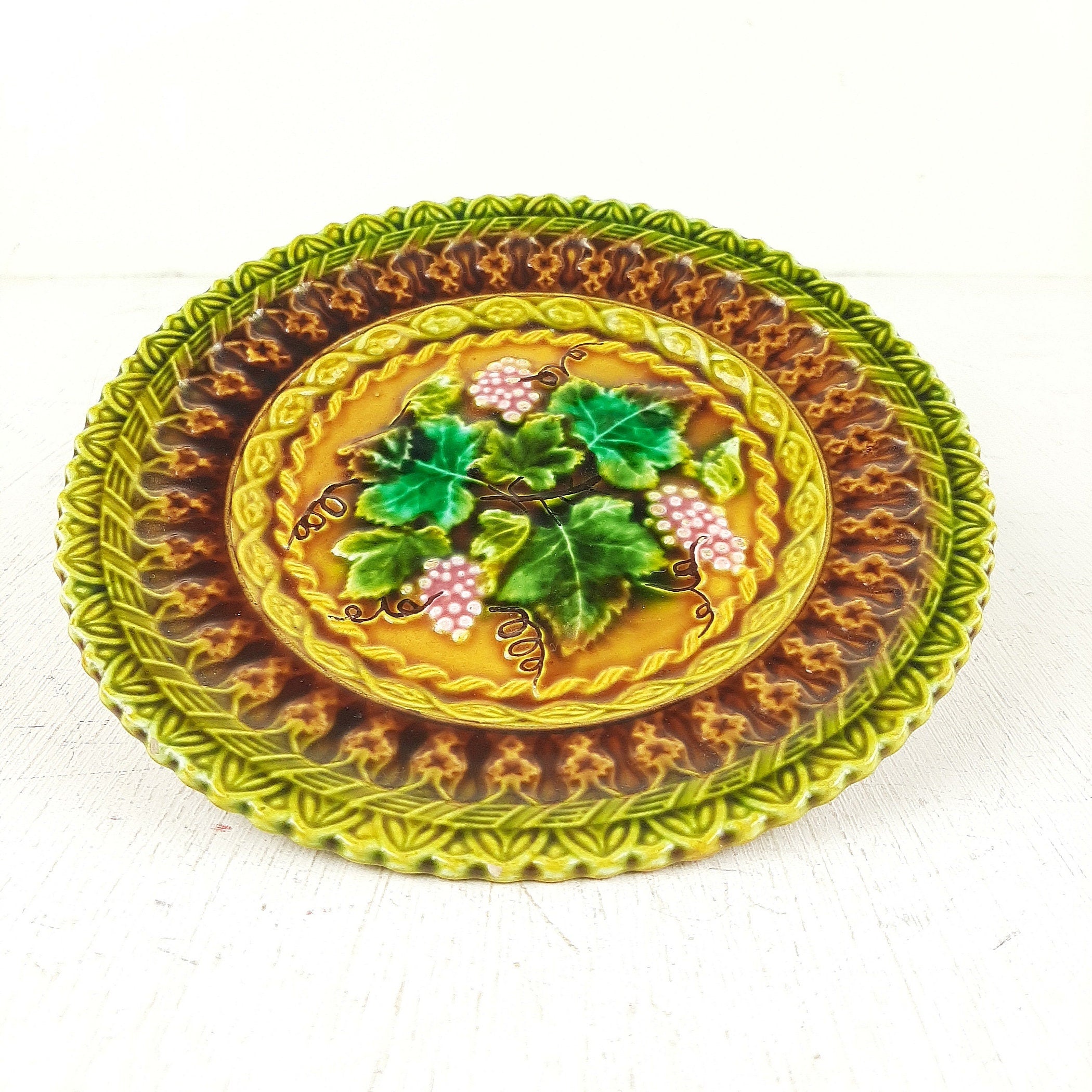 Villeroy & Boch Majolica Plate: 70s Retro Grape Decor