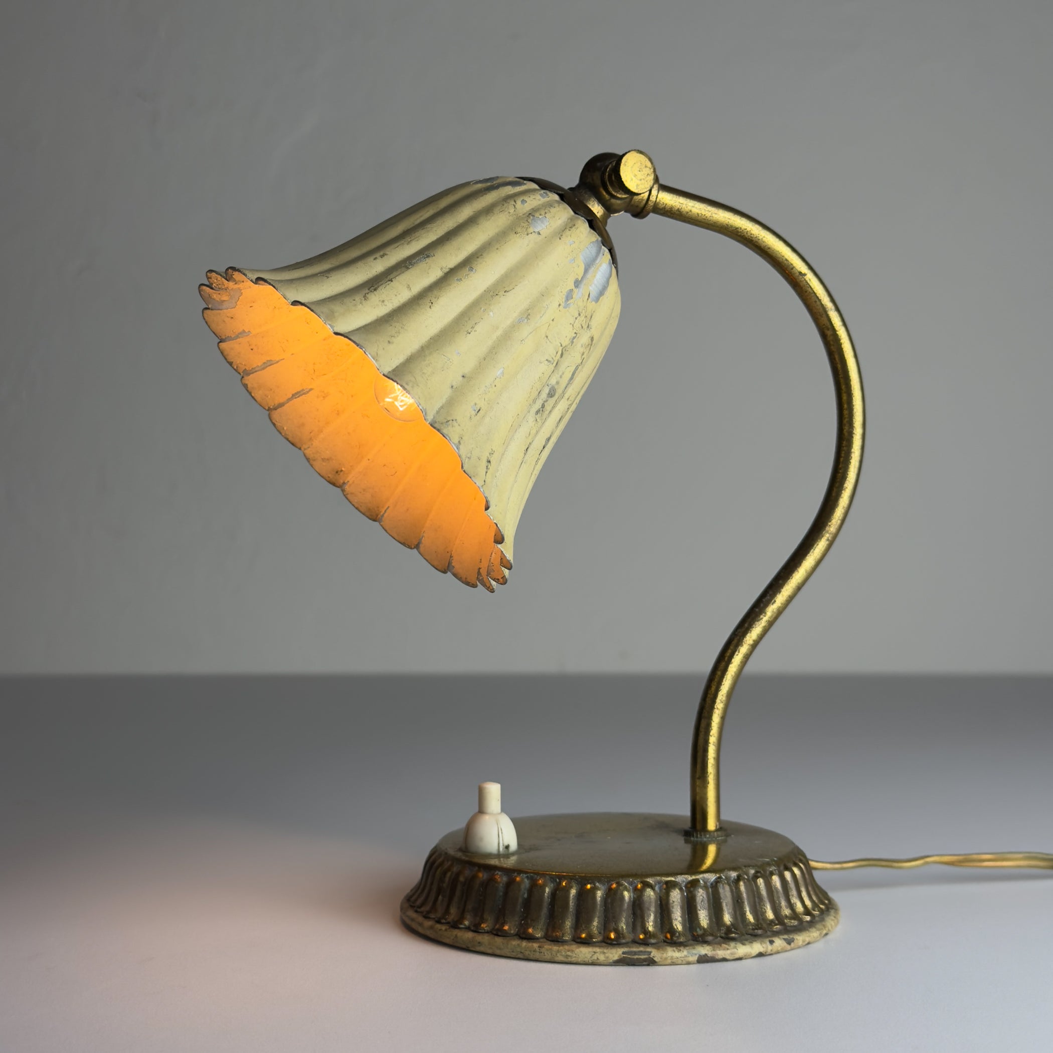 Small vintage metal table lamp Tulip, Italy 1950s