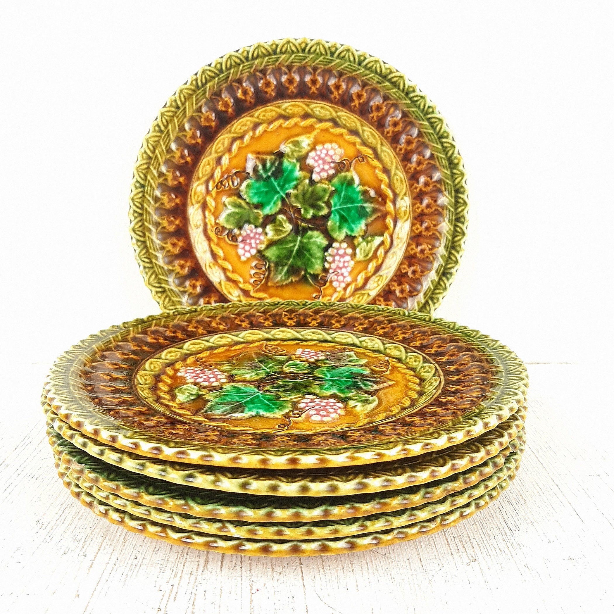 Villeroy & Boch Majolica Plate: 70s Retro Grape Decor