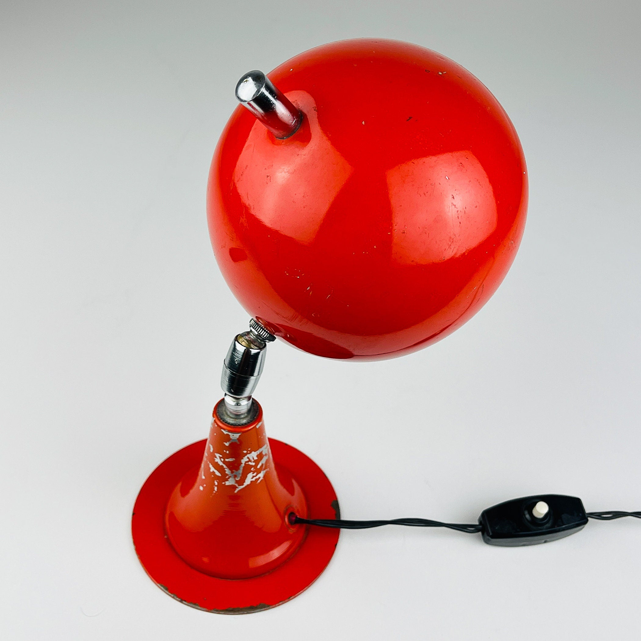 Vintage red metal desk lamp Eyeball Italy 1970s, Mid-century modern, Space Age design