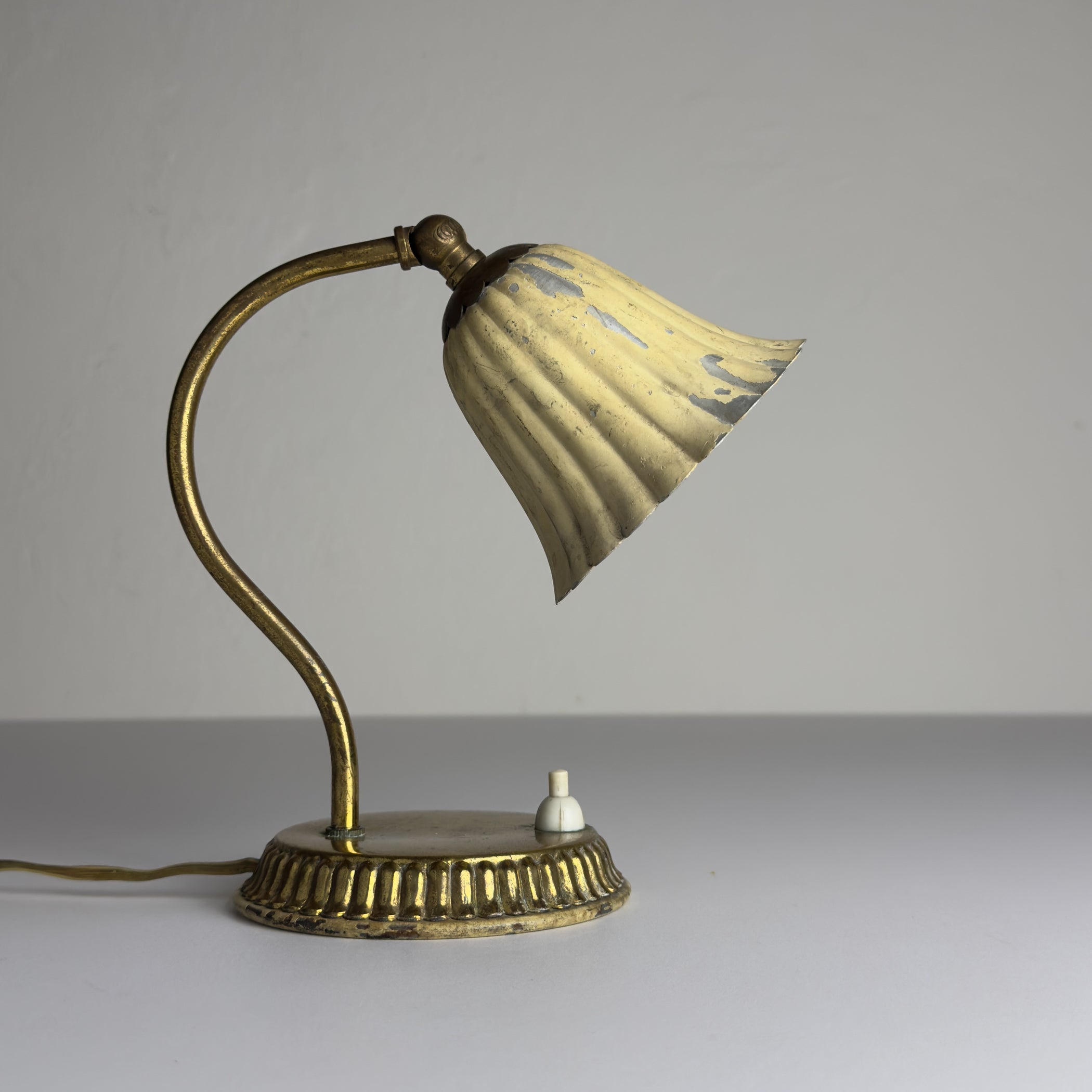 Small vintage metal table lamp Tulip, Italy 1950s