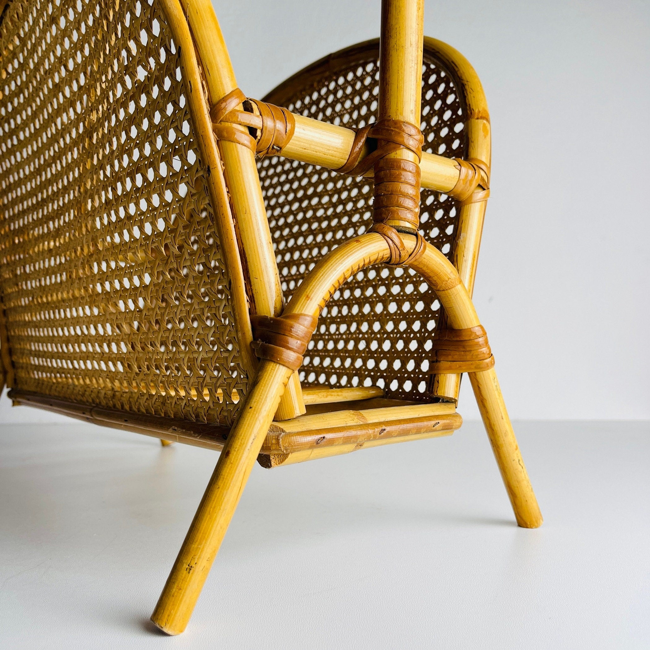 Vintage bamboo and Vienna straw magazine rack, Italy 1960s / Mid-century modern home decor
