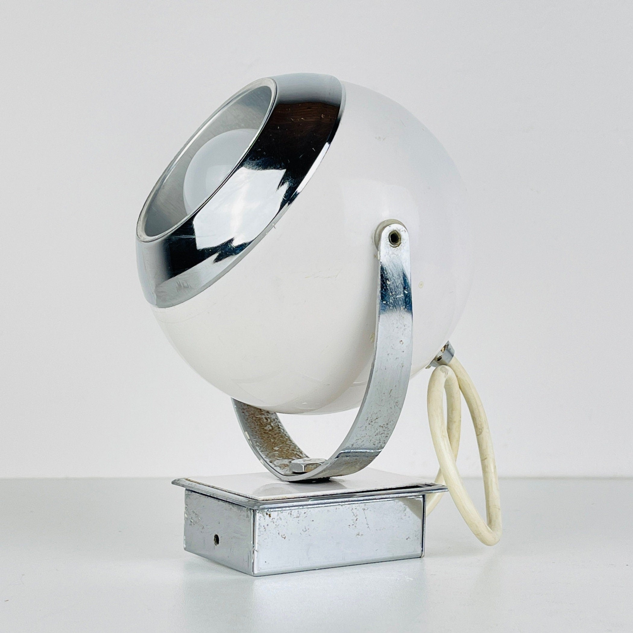 Mid-century white wall lamp Eyeball Italy 1960s Retro lighting Space Age Atomic