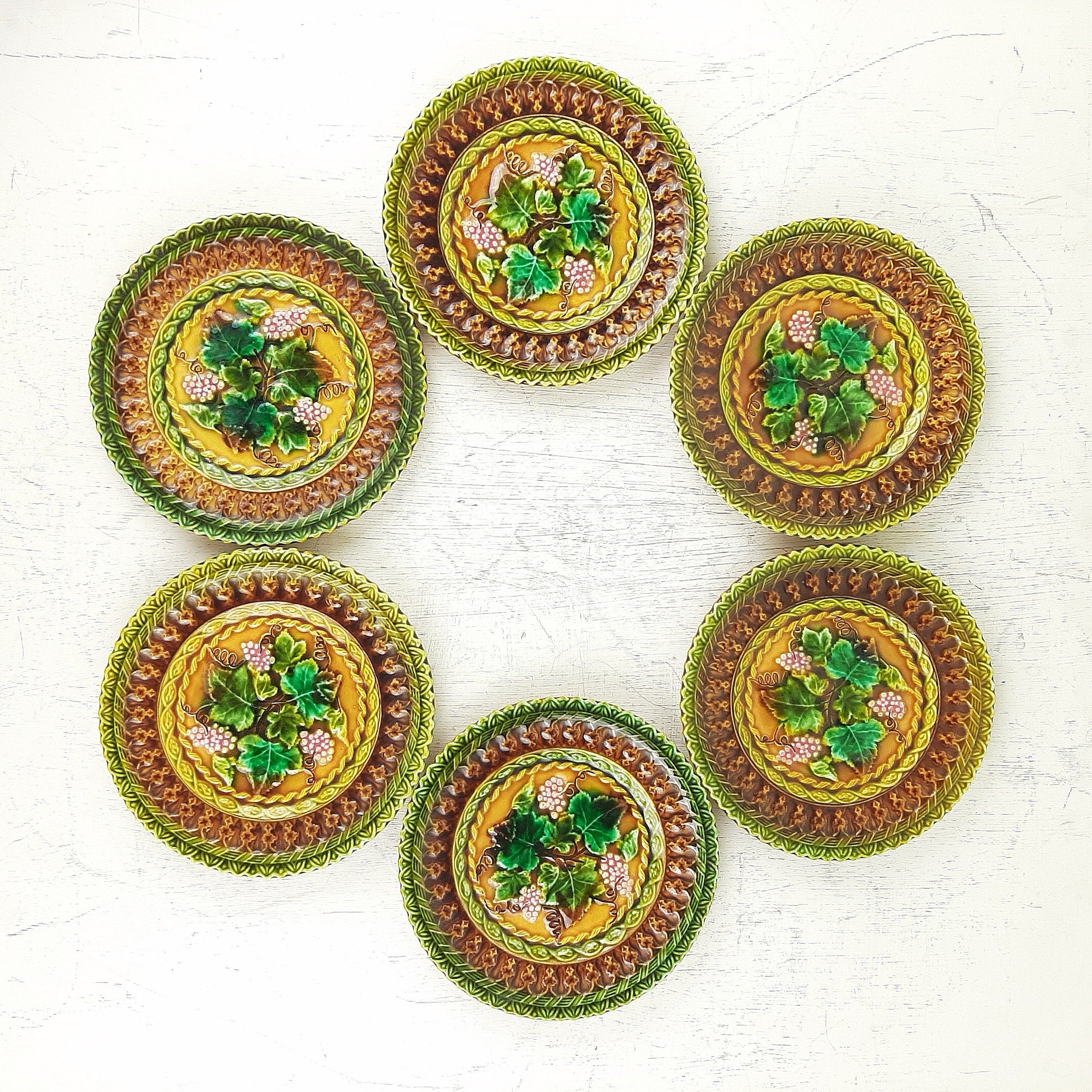 Villeroy & Boch Majolica Plate: 70s Retro Grape Decor