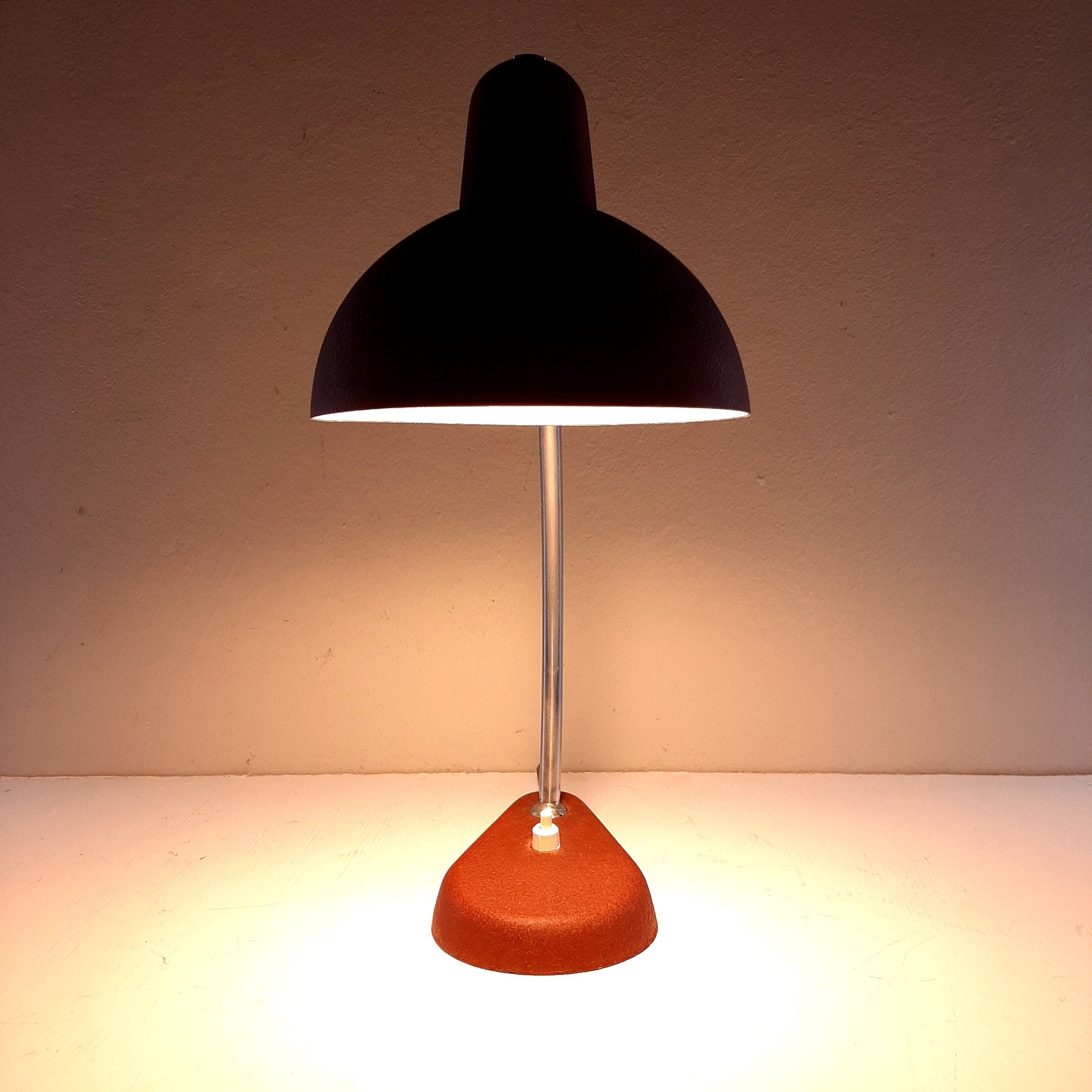 Vintage Burgundy Metal Desk Lamp: Italian Ministerial Lamp, 1950s