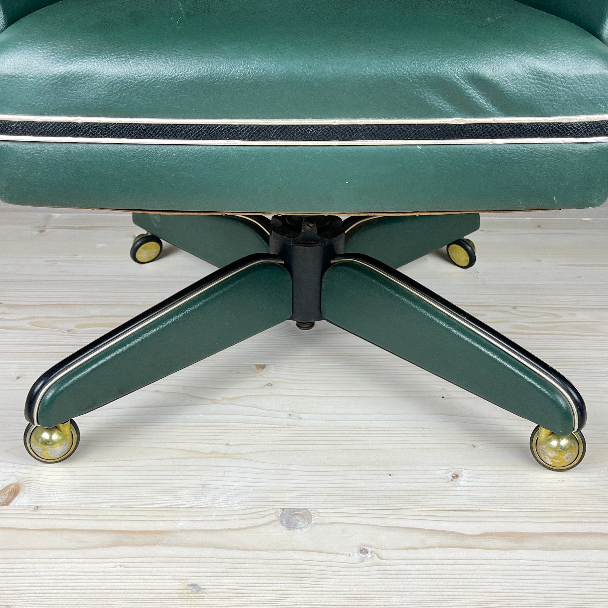 Mid-century swivel green office chair by Umberto Mascagni Italy 1950s Modernist Italian Loft Office