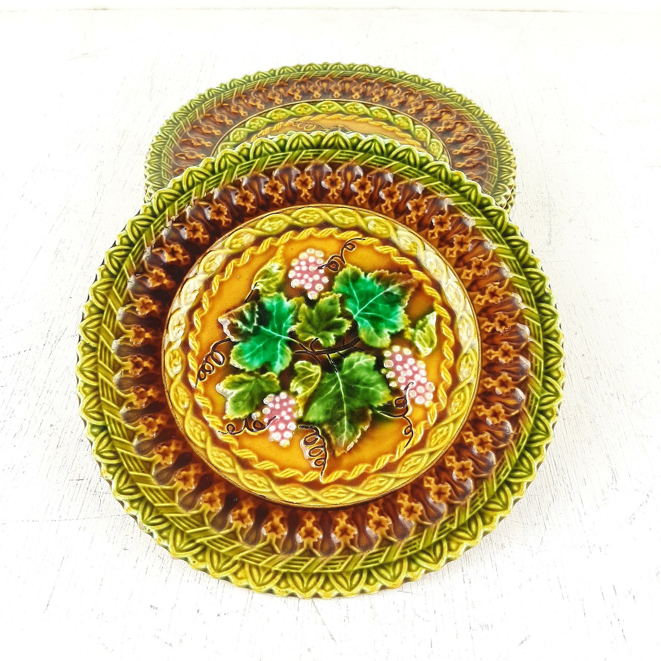 Villeroy & Boch Majolica Plate: 70s Retro Grape Decor