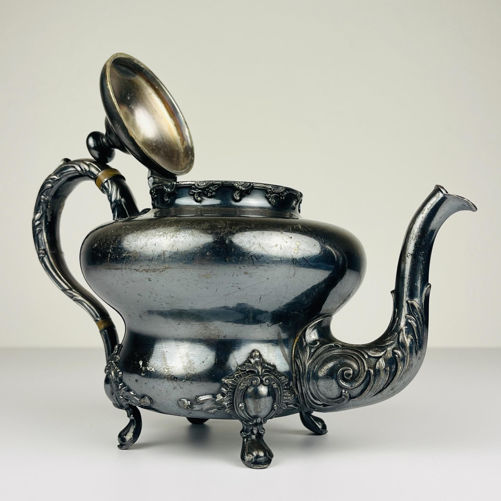 Antique silver plated teapot by Barbour Silver Company, USA, end of the 19th century