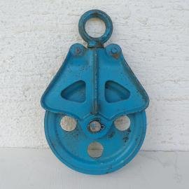 Mechanism for lifting cargo