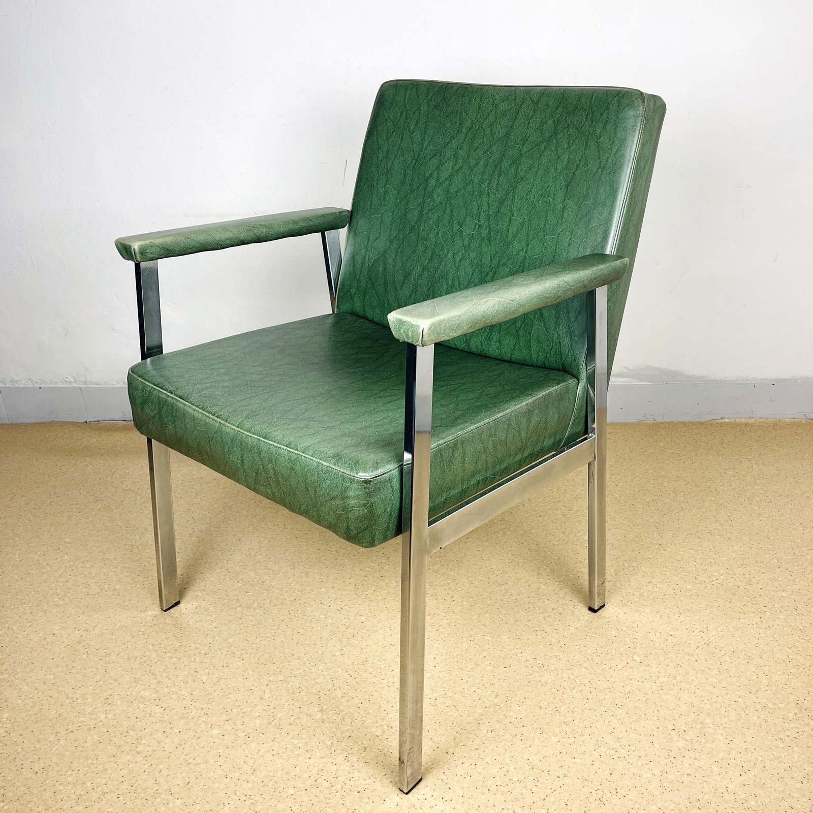 Mid-century lounge chair Italy 1980s green retro chair scandinavian style